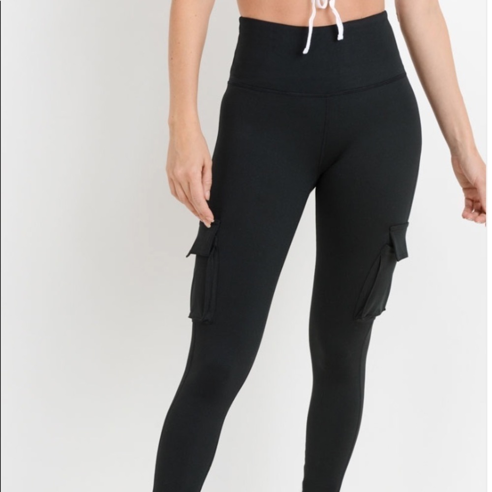 Mono B Cargo pocket black leggings, new with tags